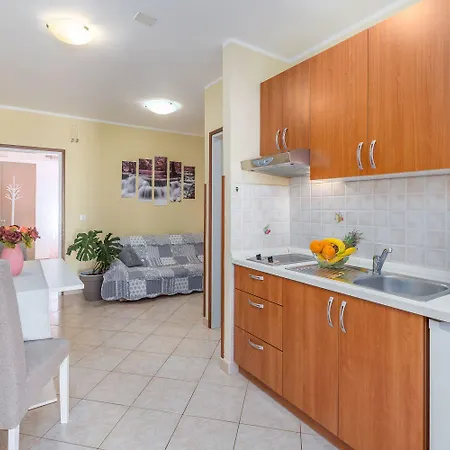 Lauschiges Nur 400 Meter Zum Mit Parkplatz, Waschmaschine, Garten Appartamento Porec