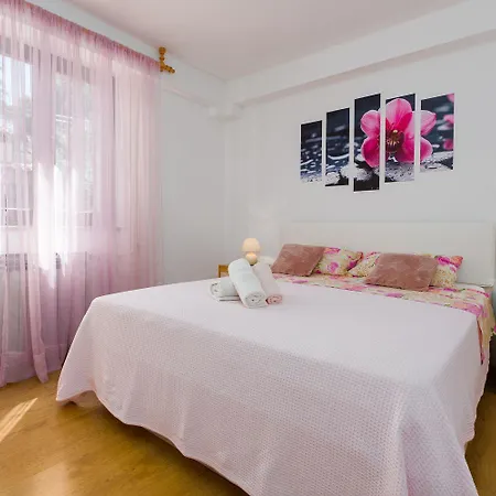 아파트 Lauschiges Nur 400 Meter Zum Mit Parkplatz, Waschmaschine, Garten 포레치