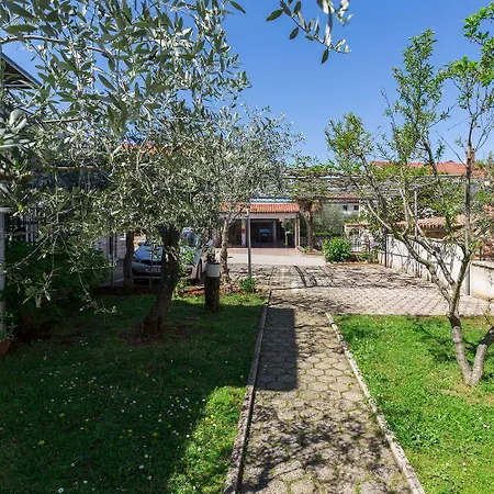 Lauschiges Nur 400 Meter Zum Mit Parkplatz, Waschmaschine, Garten 아파트 포레치