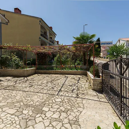 Lauschiges Nur 400 Meter Zum Mit Parkplatz, Waschmaschine, Garten 아파트 포레치