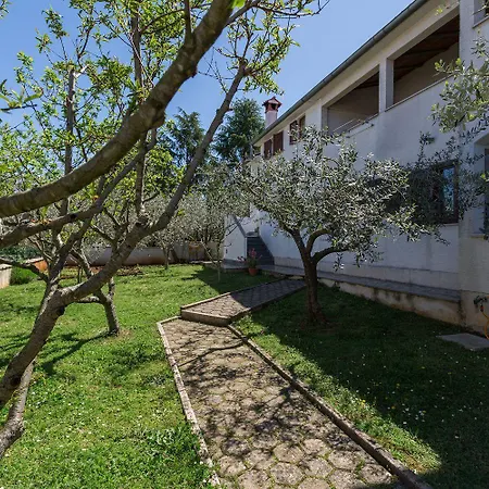Lauschiges Nur 400 Meter Zum Mit Parkplatz, Waschmaschine, Garten Apartmán *